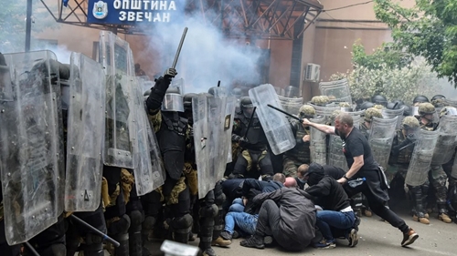 Quân sự thế giới hôm nay (30-5): Bạo loạn tiếp tục leo thang ở Kosovo